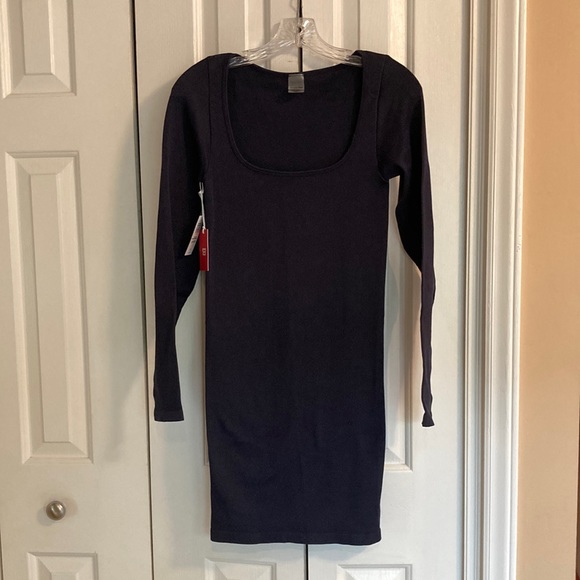 Aritzia - Sunday Best ‘Delta’ SinchSeamless Dress - Picture 5 of 8